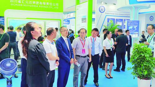 专家领导巡展见证盐湖产业发展成果